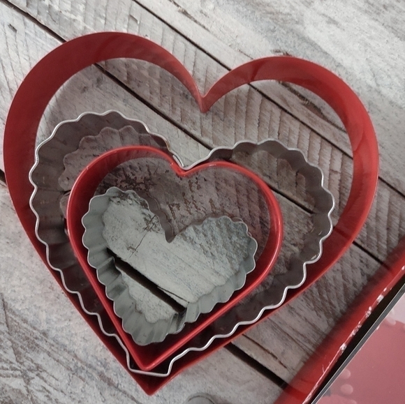 wilton 6 piece Valentine Heart Cookie Cutter Set - Picture 2 of 5